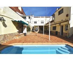 Casa de pueblo con encanto y piscina en venta en Pineda de Mar