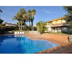Casa en venta: Urbanización exclusiva Can Teixidó con vistas al mar y al Skyline de Barcelona.