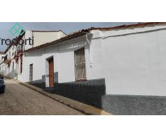 Casa de esquina con patio y garaje en el Centro de Almonaster