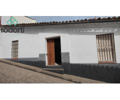 Casa de esquina con patio y garaje en el Centro de Almonaster