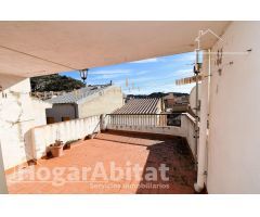 AMPLIA CASA CON TERRAZA Y BALCÓN