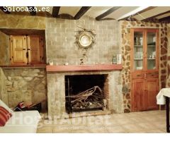 CASA ESQUINERA CON BARBACOA Y RODEADA DE NATURALEZA