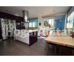CHALET REFORMADO de 2 alturas con PISCINA, GARAJE y amplia PARCELA