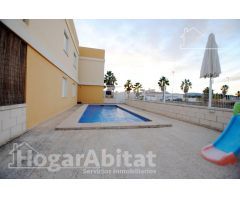 ADOSADO SEMINUEVO CON PISCINA, GARAJE Y TERRAZA CERCA DE LA PLAYA