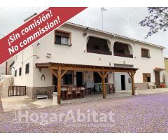 CHALET CON PISCINA, GARAJE, TERRAZA Y BARBACOA