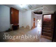 AMPLIA CASA CON TERRAZA ¡EL LUGAR IDEAL PARA CREAR LA CASA DE TUS SUEÑOS!