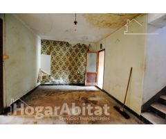 ESPACIOSA CASA CON TERRAZA Y CON MUCHAS POSIBILIDADES