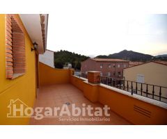 ADOSADO SEMINUEVO CON GARAJE Y TERRAZA