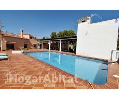 CHALET CON PISICINA, GARAJE, BARBACOA  Y JARDÍN