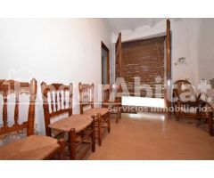 Casa de 2 alturas con TERRAZA cerca del Ayuntamiento