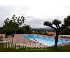 CHALET SEMINUEVO CON GARAJE, PISCINA Y AMPLIA PARCELA