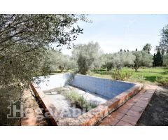 CHALET PARA REFORMAR CON PISCINA. TERRAZA Y GARAJE CERCA DE LA PLAYA