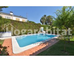 VILLA de 2 alturas con JARDÍN y PISCINA