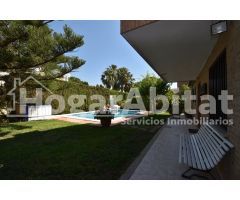 VILLA de 2 alturas con JARDÍN y PISCINA