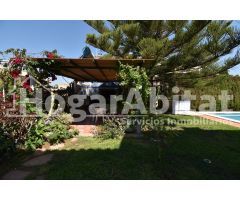 VILLA de 2 alturas con JARDÍN y PISCINA