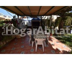 VILLA de 2 alturas con JARDÍN y PISCINA