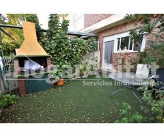 ADOSADO SEMINUEVO CON PISCINA, 2 TERRAZAS Y AMPLIO GARAJE