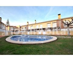 ADOSADO SEMINUEVO CON PISCINA, 2 TERRAZAS Y AMPLIO GARAJE