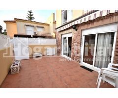 ADOSADO SEMINUEVO CON PISCINA, 2 TERRAZAS Y AMPLIO GARAJE