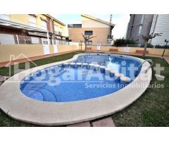 ADOSADO SEMINUEVO CON PISCINA, 2 TERRAZAS Y AMPLIO GARAJE