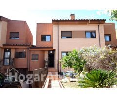 PRECIOSO ADOSADO EN RESIDENCIAL CON GARAJE, PISCINA, TERRAZA, Y TRASTERO
