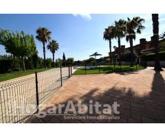 PRECIOSO ADOSADO EN RESIDENCIAL CON GARAJE, PISCINA, TERRAZA, Y TRASTERO