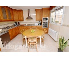 ADOSADO SEMINUEVO CON GARAJE Y TERRAZA
