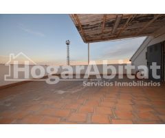 SEMINUEVO, AMPLIO Y CON TERRAZA