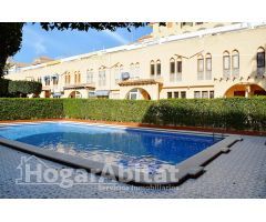 ADOSADO CON PISCINA, PARKING Y TERRAZA CERCA DE LA PLAYA