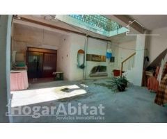 AMPLIA CASA CON BODEGA Y TERRAZA