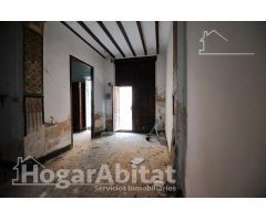 ESPACIOSA CASA CON TERRAZA Y CON MUCHAS POSIBILIDADES