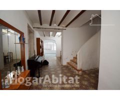 AMPLIA CASA CON 2 TERRAZAS Y GARAJE