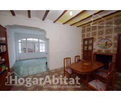 AMPLIA CASA CON 2 TERRAZAS Y GARAJE