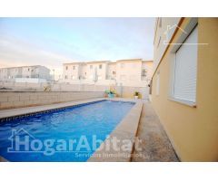 ADOSADO SEMINUEVO CON PISCINA, GARAJE Y TERRAZA CERCA DE LA PLAYA