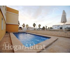 ADOSADO SEMINUEVO CON PISCINA, GARAJE Y TERRAZA CERCA DE LA PLAYA