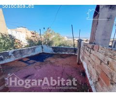 AMPLIA CASA CON 2 TERRAZAS PARA REFORMAR EN EL CENTRO
