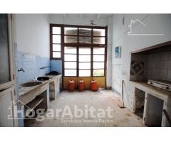 ESPACIOSA CASA CON TERRAZA Y CON MUCHAS POSIBILIDADES