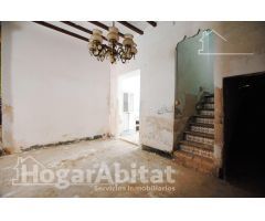 ESPACIOSA CASA CON TERRAZA Y CON MUCHAS POSIBILIDADES