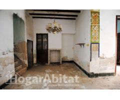 ESPACIOSA CASA CON TERRAZA Y CON MUCHAS POSIBILIDADES