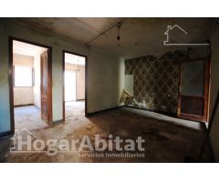ESPACIOSA CASA CON TERRAZA Y CON MUCHAS POSIBILIDADES