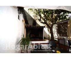 ¡EXCELENTE UBICACIÓN! CASA PARA REFORMAR CON TERRAZA Y BARBACOA