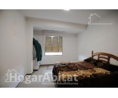 ¡GRAN OPORTUNIDAD! MUY AMPLIO DE 4 DORMITORIOS, CON BALCÓN JUNTO AV BENIOPA