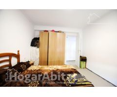 ¡GRAN OPORTUNIDAD! MUY AMPLIO DE 4 DORMITORIOS, CON BALCÓN JUNTO AV BENIOPA