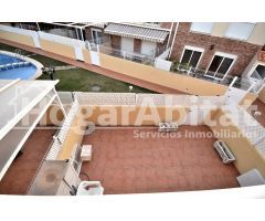 ADOSADO SEMINUEVO CON PISCINA, 2 TERRAZAS Y AMPLIO GARAJE