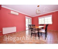 CHALET CON JARDÍN, TERRAZA, PISCINA Y GARAJE