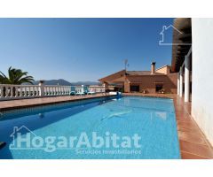 CHALET CON PISICINA, GARAJE, BARBACOA  Y JARDÍN