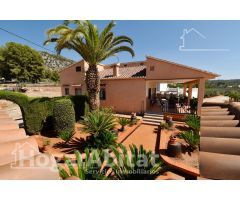 CHALET CON PISICINA, GARAJE, BARBACOA  Y JARDÍN