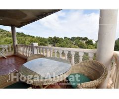 CHALET SEMINUEVO CON GARAJE, PISCINA Y AMPLIA PARCELA