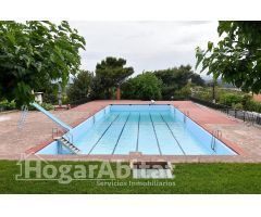 CHALET SEMINUEVO CON GARAJE, PISCINA Y AMPLIA PARCELA