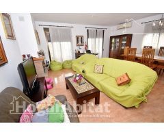 CHALET SEMINUEVO CON GARAJE, PISCINA Y AMPLIA PARCELA